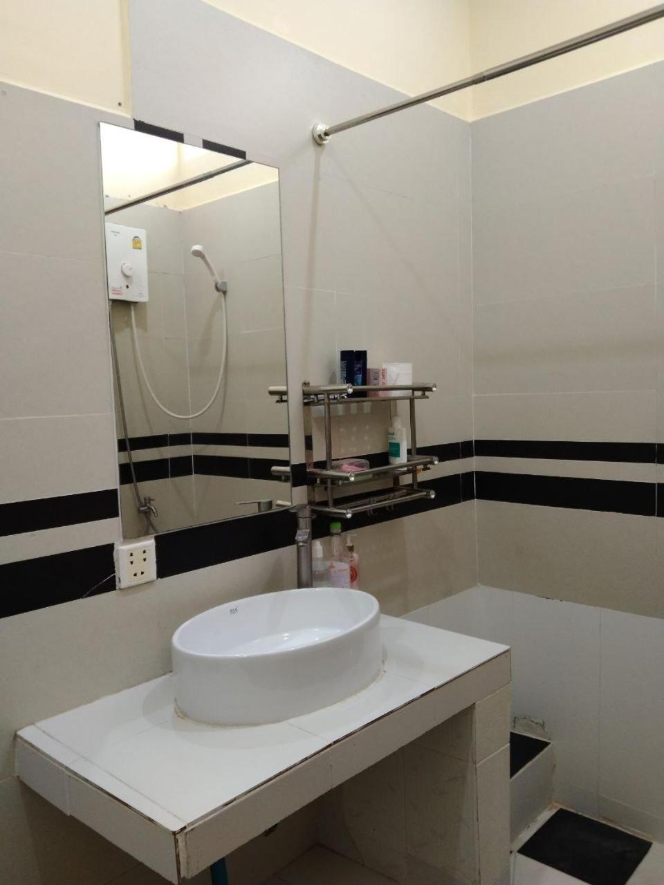 Room 12 - Studio In A Villa 5Mn Walk From The Royal Palace With Swimming Pool Phnom Penh Eksteriør billede